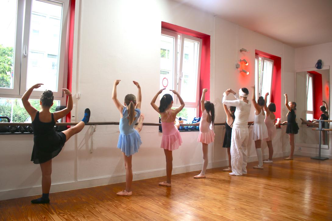 Ballett Kinder an der Stange